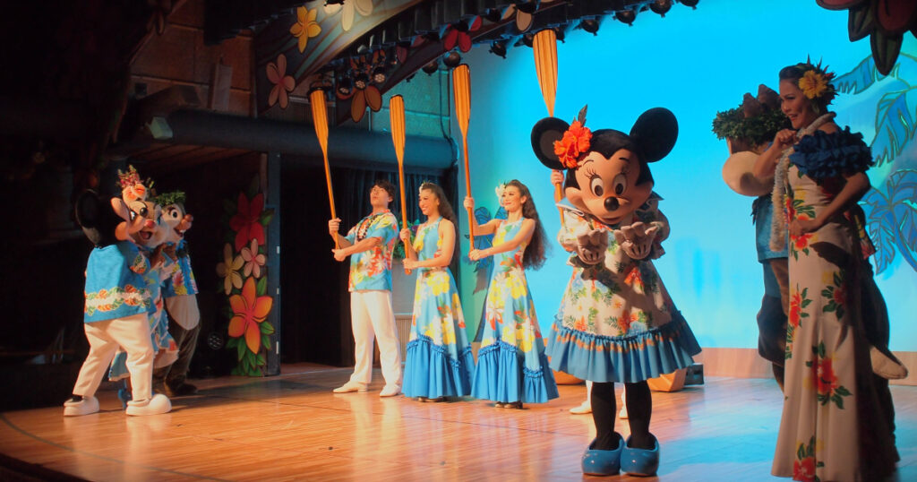 ショーレストラン「ミッキーのレインボー・ルアウ」のショーの様子