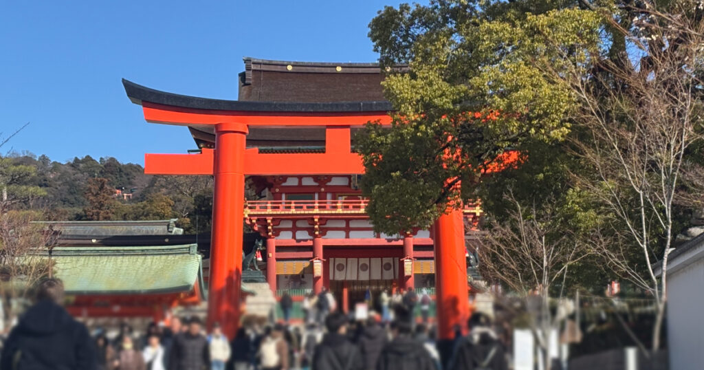 伏見稲荷神社の鳥居前の賑わいの様子