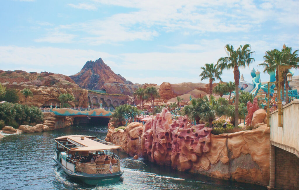 東京ディズニーシーの景色とプロメテウス火山、ゆったり進む船の風景