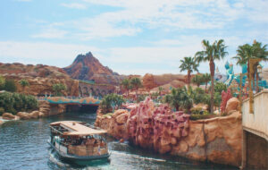 東京ディズニーシーの景色とプロメテウス火山、ゆったり進む船の風景